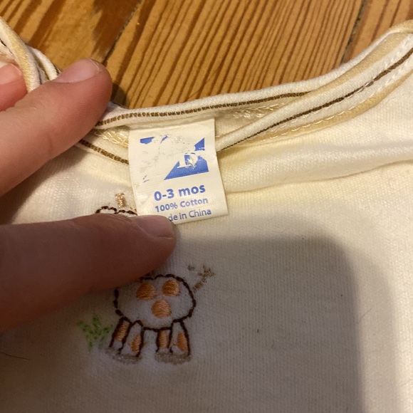 Baby giraffe shirt 🦒 - Picture 3 of 4